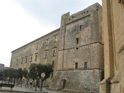 Tricase - piazza Giuseppe Pisanelli - Uno scorcio di Palazzo Gallone Tricase - piazza Giuseppe Pisanelli - Uno scorcio di Palazzo Gallone